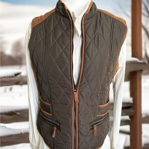 entro Preowned women’s quilted sleeveless vest - size  M. Excellent condition